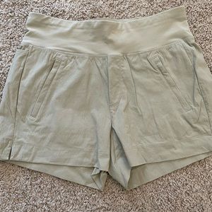 Athleta Trekkie Khaki short- Size 4